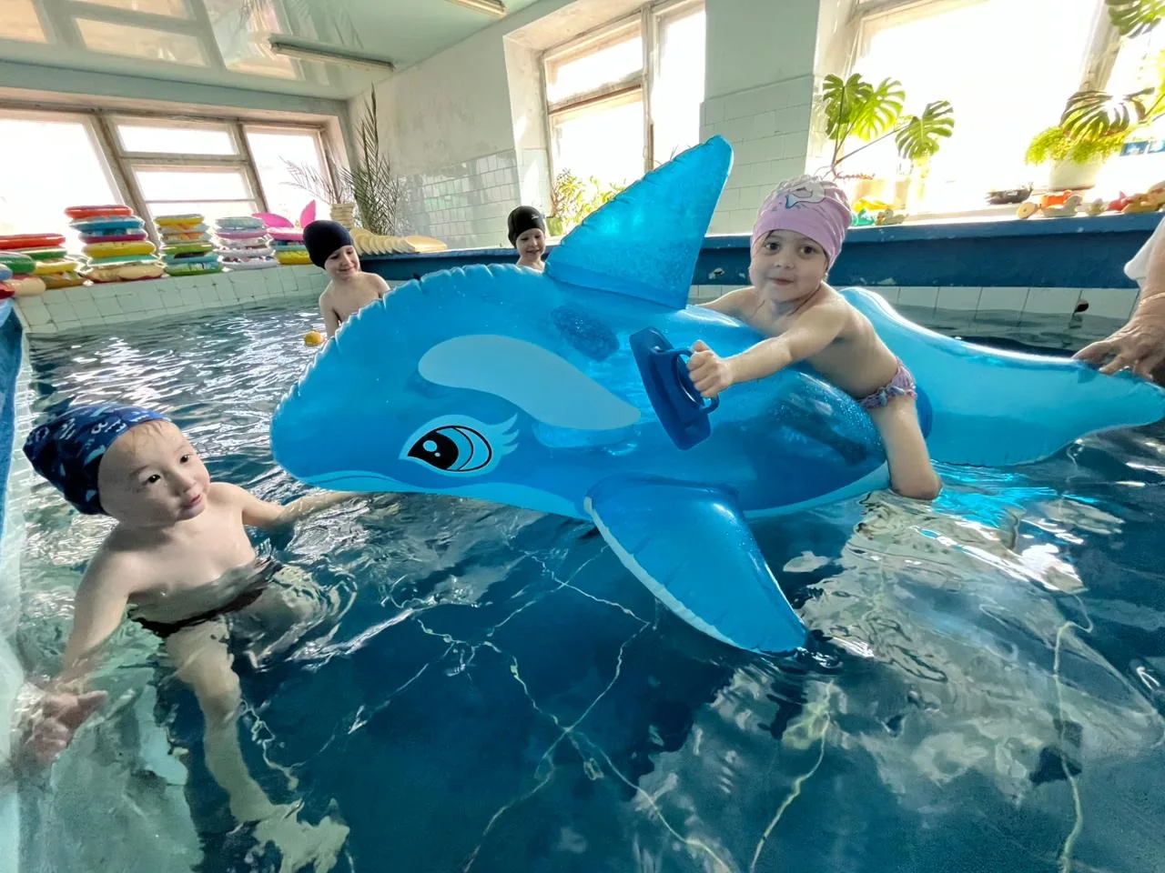 🌊 Наши маленькие непоседы сегодня устроили настоящее морское приключение! 🐬 На занятиях в бассейне
