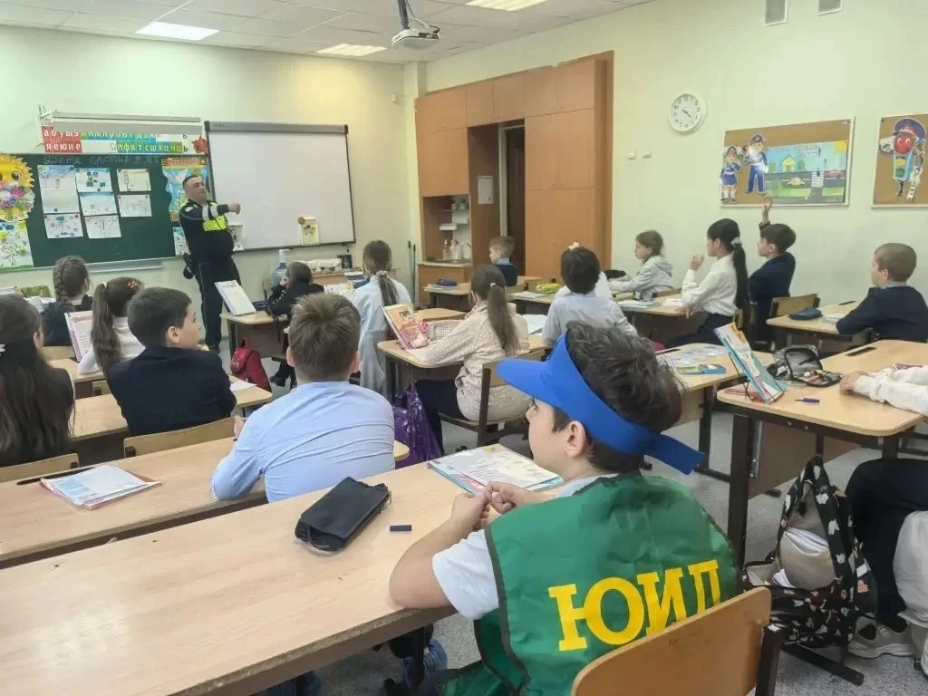 4 мая старший инспектор ДПС Илясов А. М. провел занятие для учеников 3 «Б» и 3 «Г» классов! 👮‍♂️  Уч