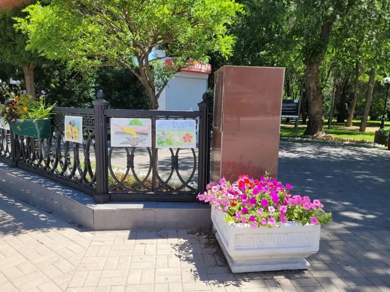 Выставка детских рисунков в Братском саду: память, которую мы храним вместе 🎨🕊️