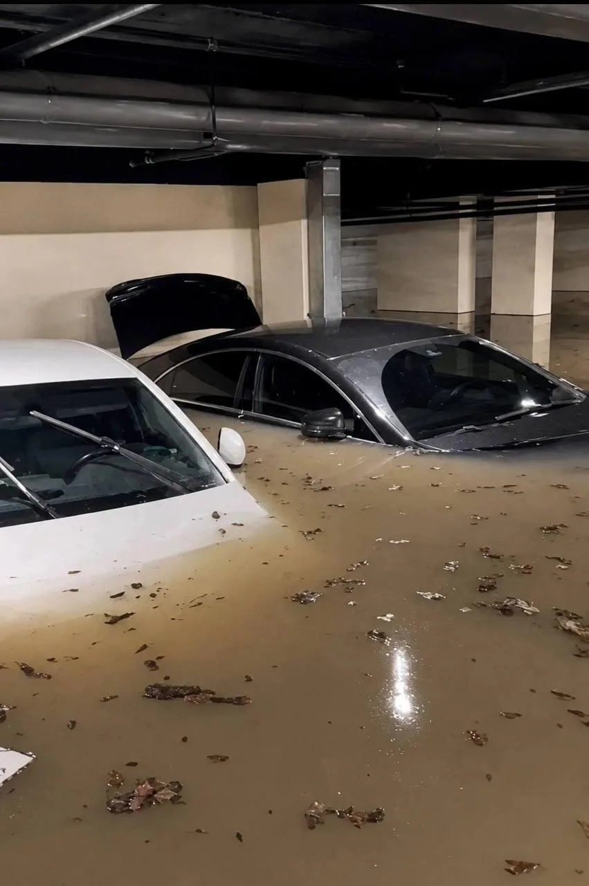 ⚡ Москва может снова уйти под ВОДУ уже ЗАВТРА 

На столицу обрушатся сильные ливни и грозы, сообщают