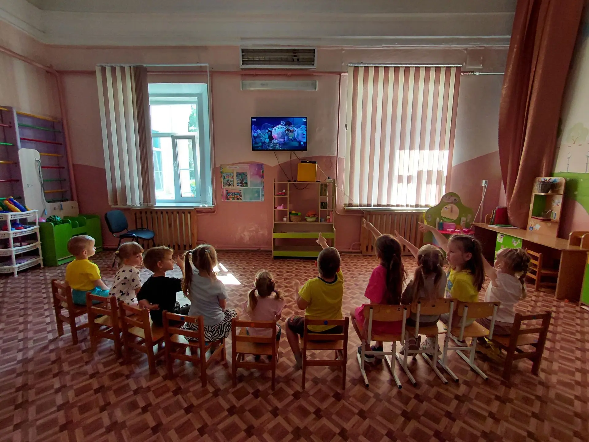 В детском саду прошёл День мультфильмов. Ребята посмотрели современный мультфильм «Смешарики», а зат