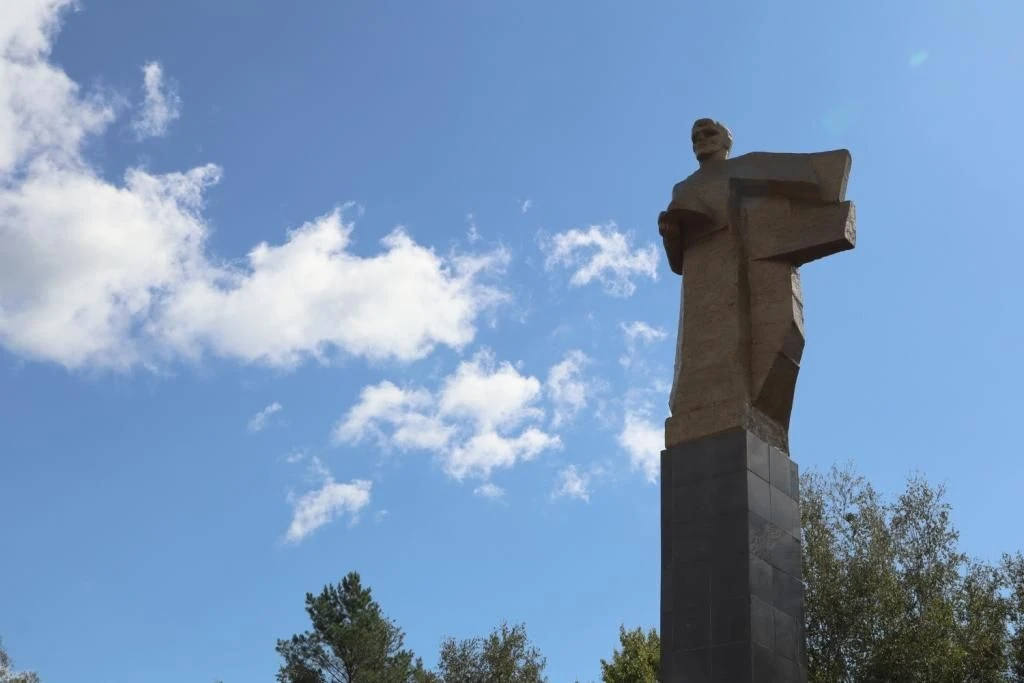 🕊️ Участники торжественного мероприятия возложили цветы к памятнику жителям города, па...