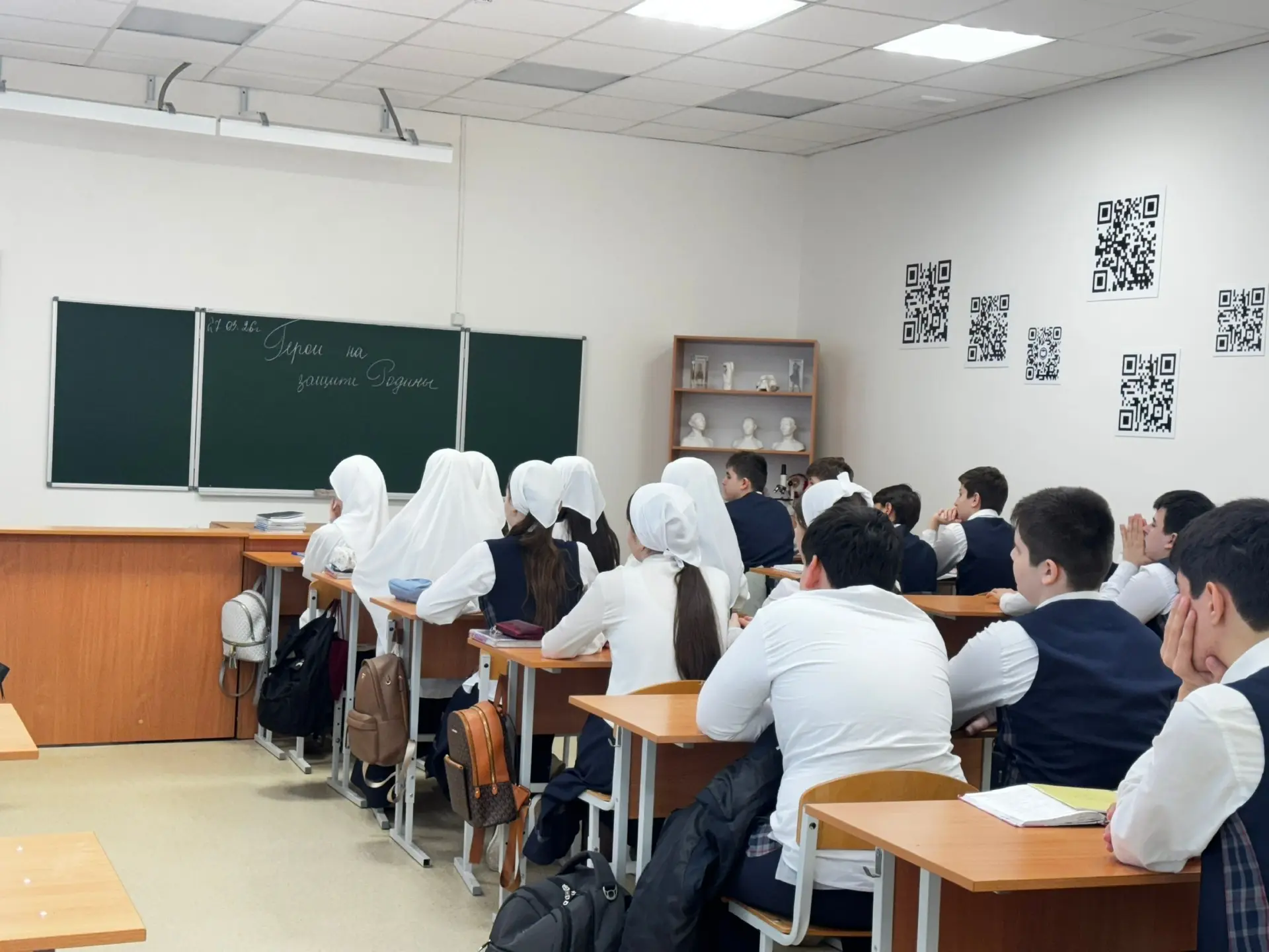 Герои на защите Родины: урок мужества в Гимназии №3  В нашей гимназии прошли классные часы на тему «