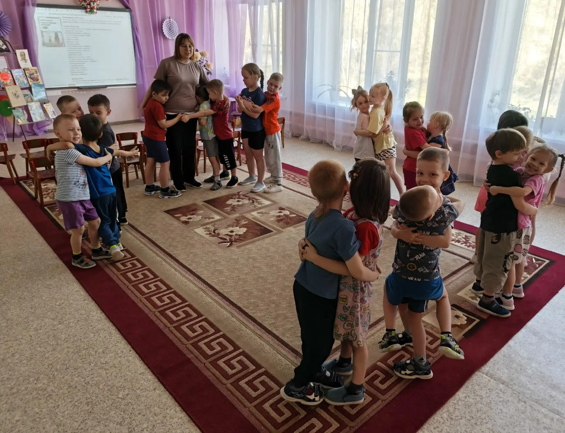 В рамках Весенней недели добра, в подготовительной группе "Дельфинчики" состоялся День поэзии 
Вмест