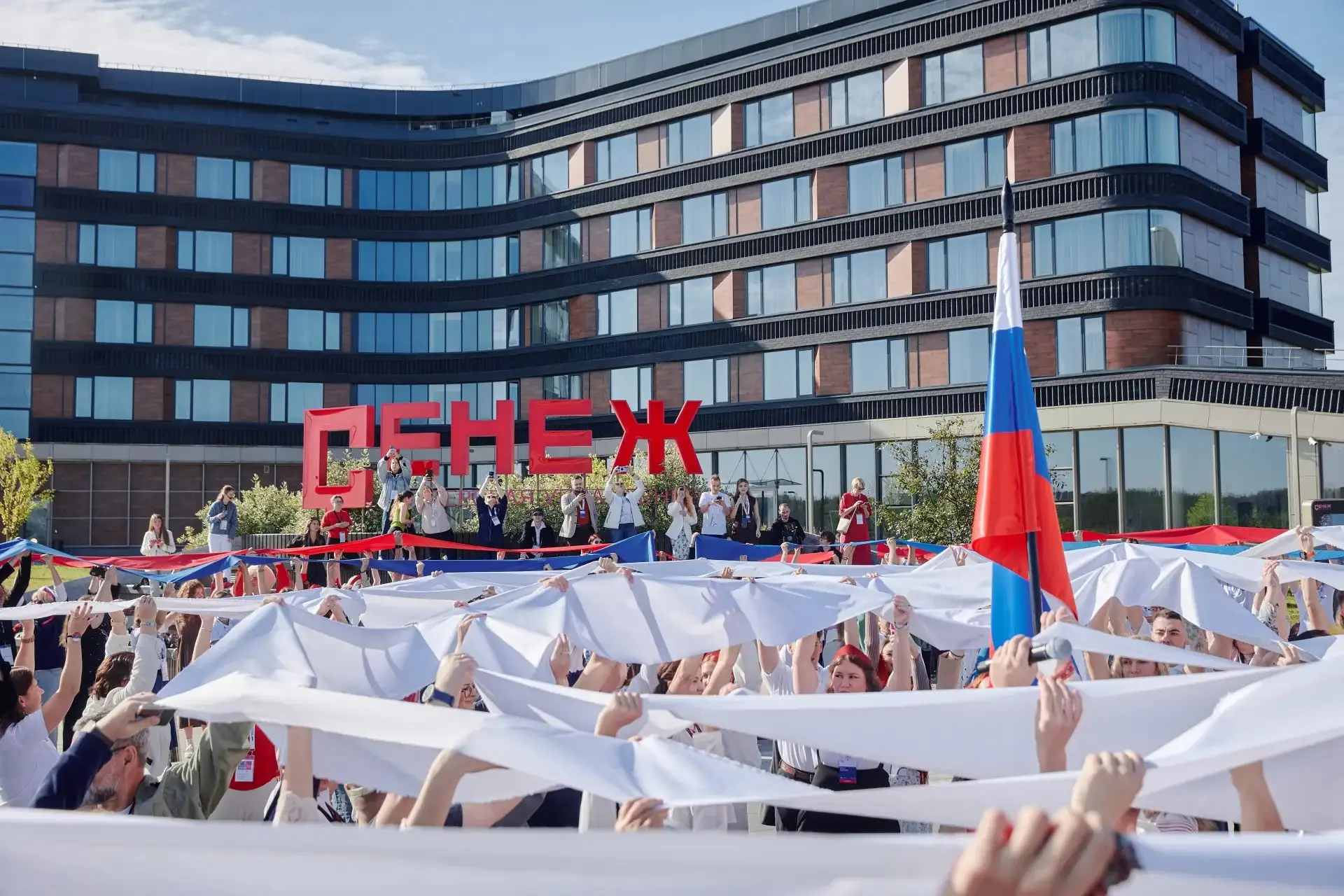 🇷🇺 #ВокругФлага: молодежь ЛНР стала частью традиционной акции в честь российского три...