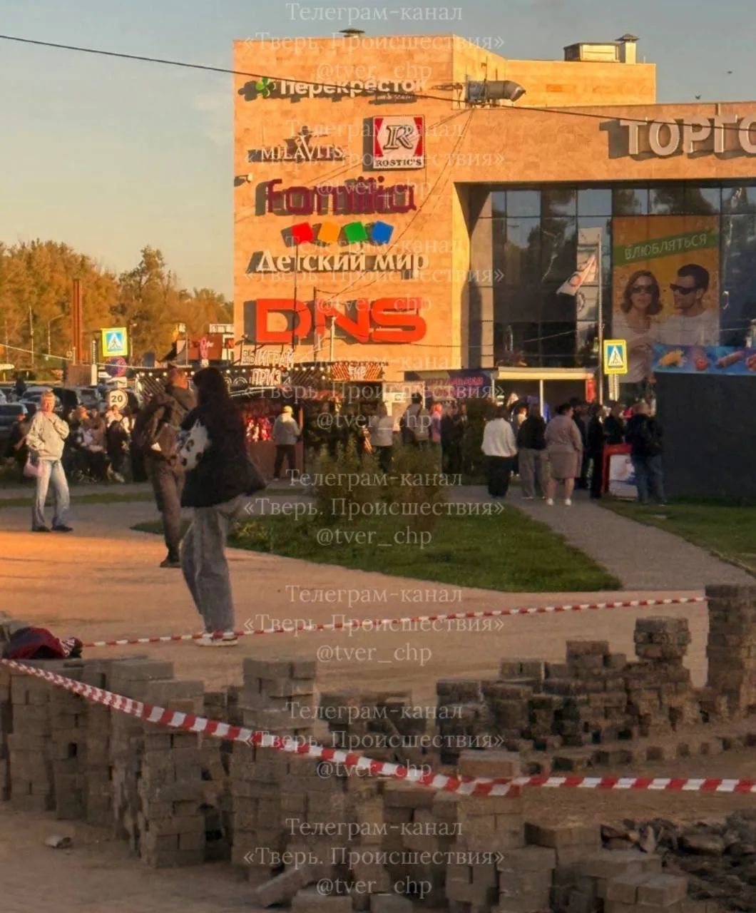 ❗️ Рядом с эскалаторами нашли подозрительный чемодан. Персонал вывели из здания, на мес...