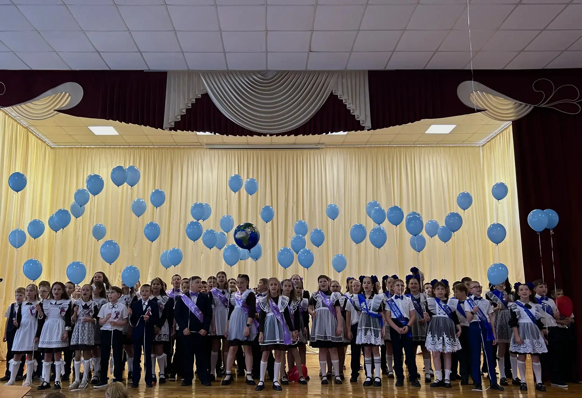 В 4 классах прошло первое важное и трогательное событие — выпускной из начальной школы 🎓✨