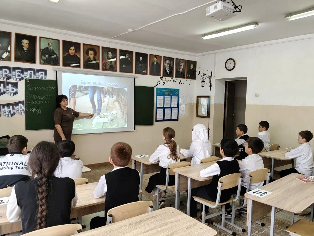 В классных коллектива прошли беседы на тему бережного отношения к городскому имуществу, соблюдения ч