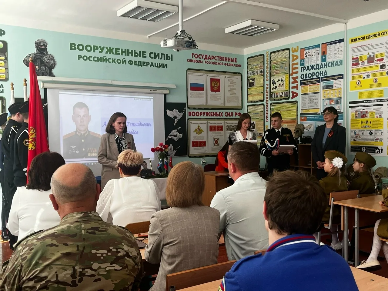 🎗Парта Героя🎗  🏵Сегодня в нашей школе произошло по-настоящему трогательное и важное событие — мы отк
