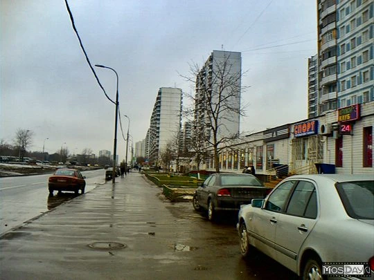 Улица Авиаторов, 2007 год. Район продолжает активно застраиваться, а в этой небольшой о...