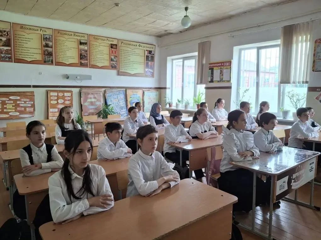 📌В школах Хасавюрта обсудили ценности, объединяющие общество, в рамках занятия «Разговоры о важном» 