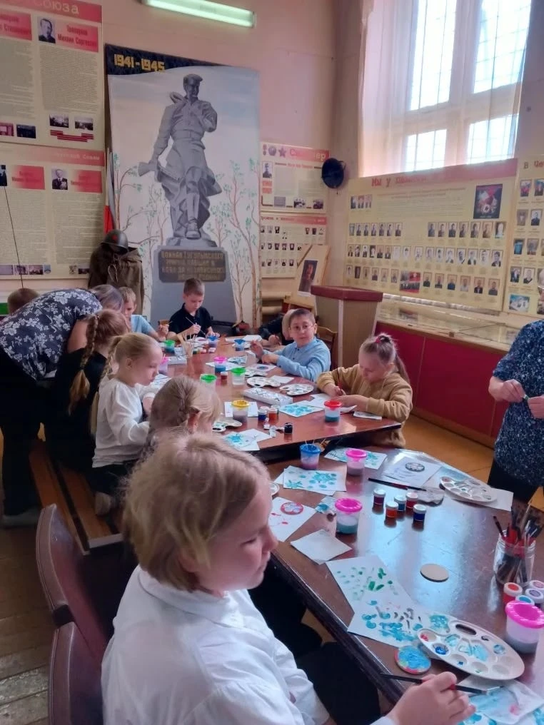 🎨 Узнали секрет кармакской росписи!  Ученики 3 «Г» класса побывали на мастер‑классе в музее — Лариса