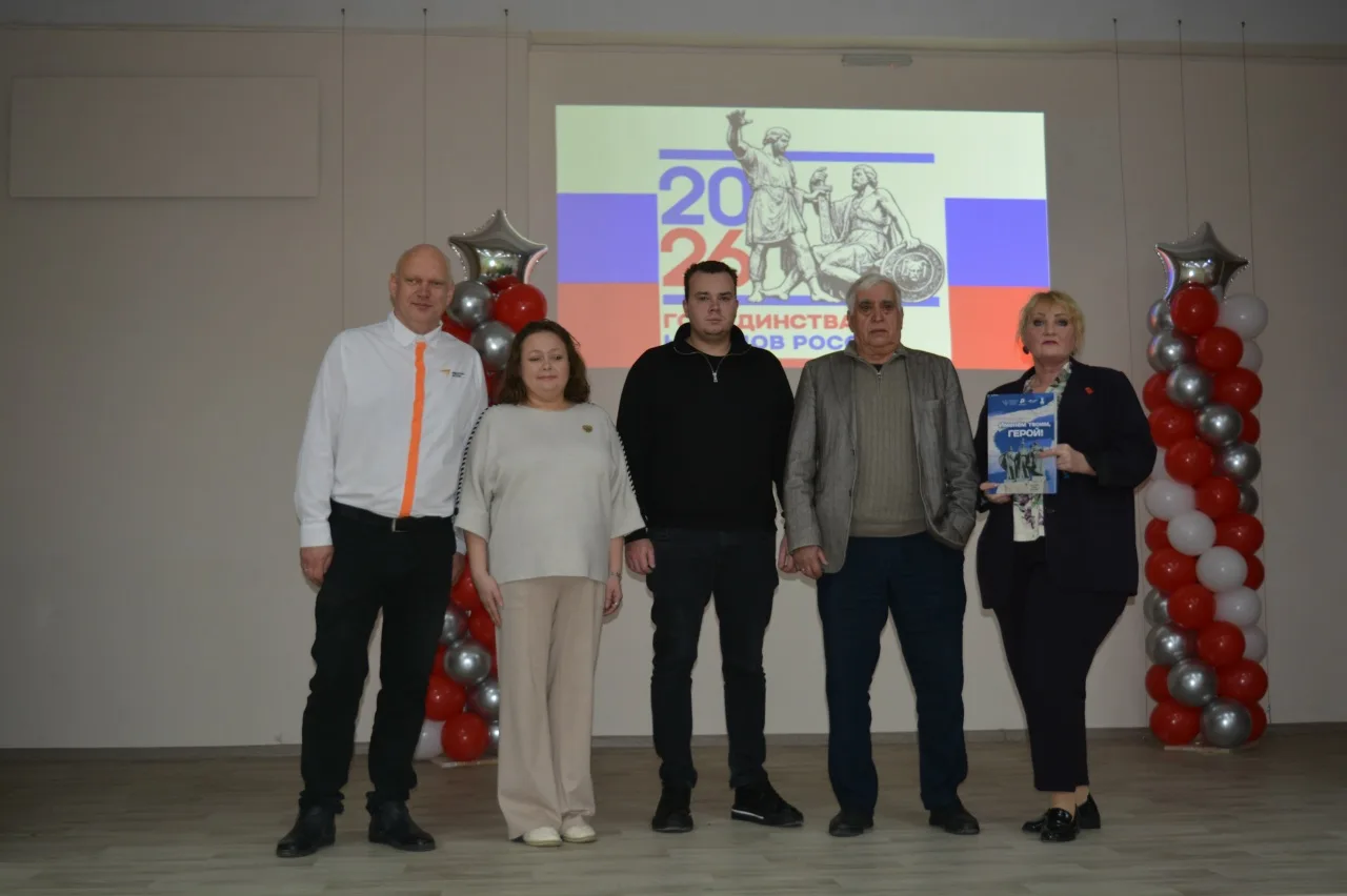 Сегодня на торжественной линейке, посвящённой открытию Года единства народов России, региональный ко