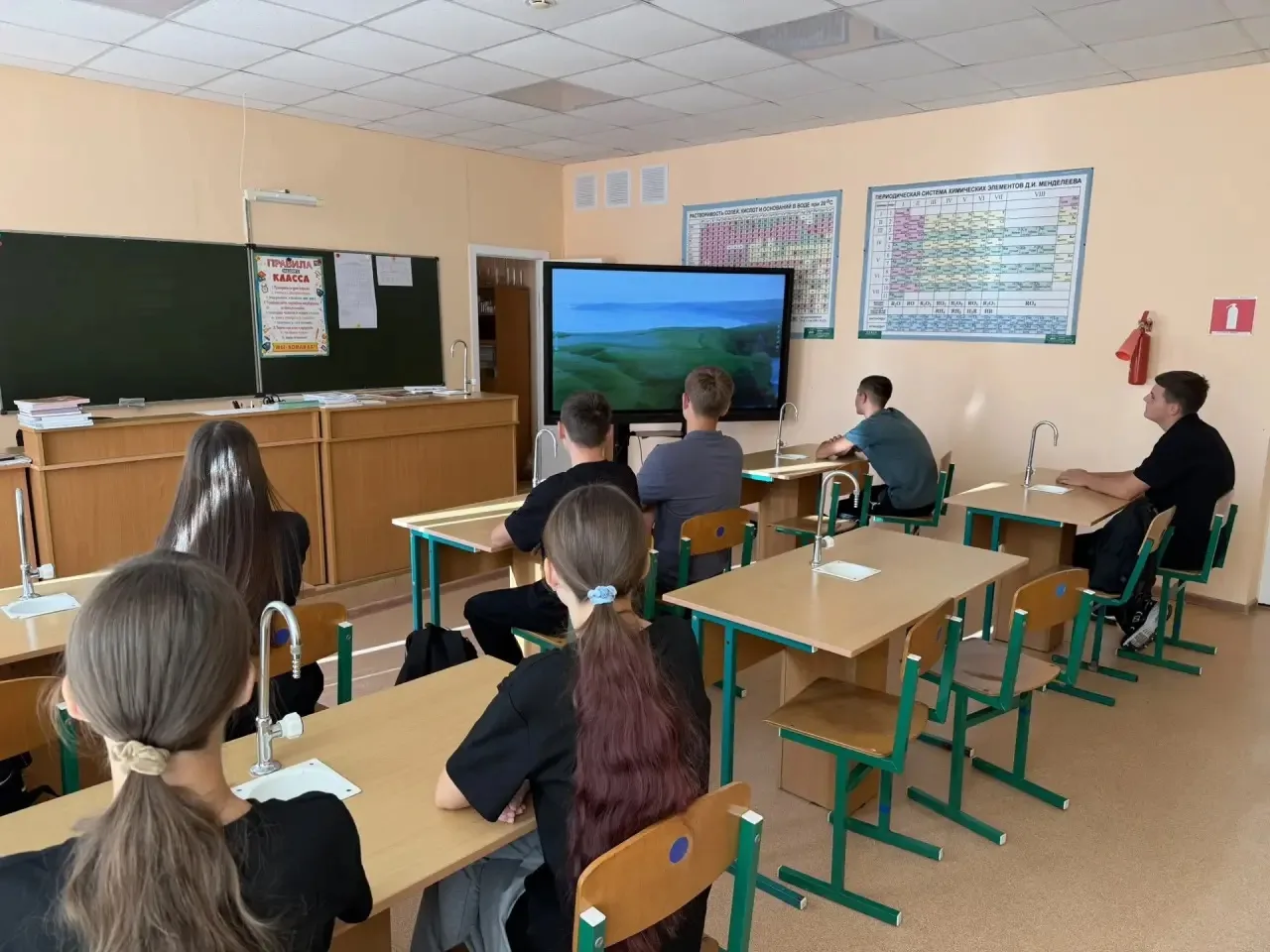 🗓️ В нашей школе прошли классные часы, приуроченные ко Дню Победы над милитаристской Я...