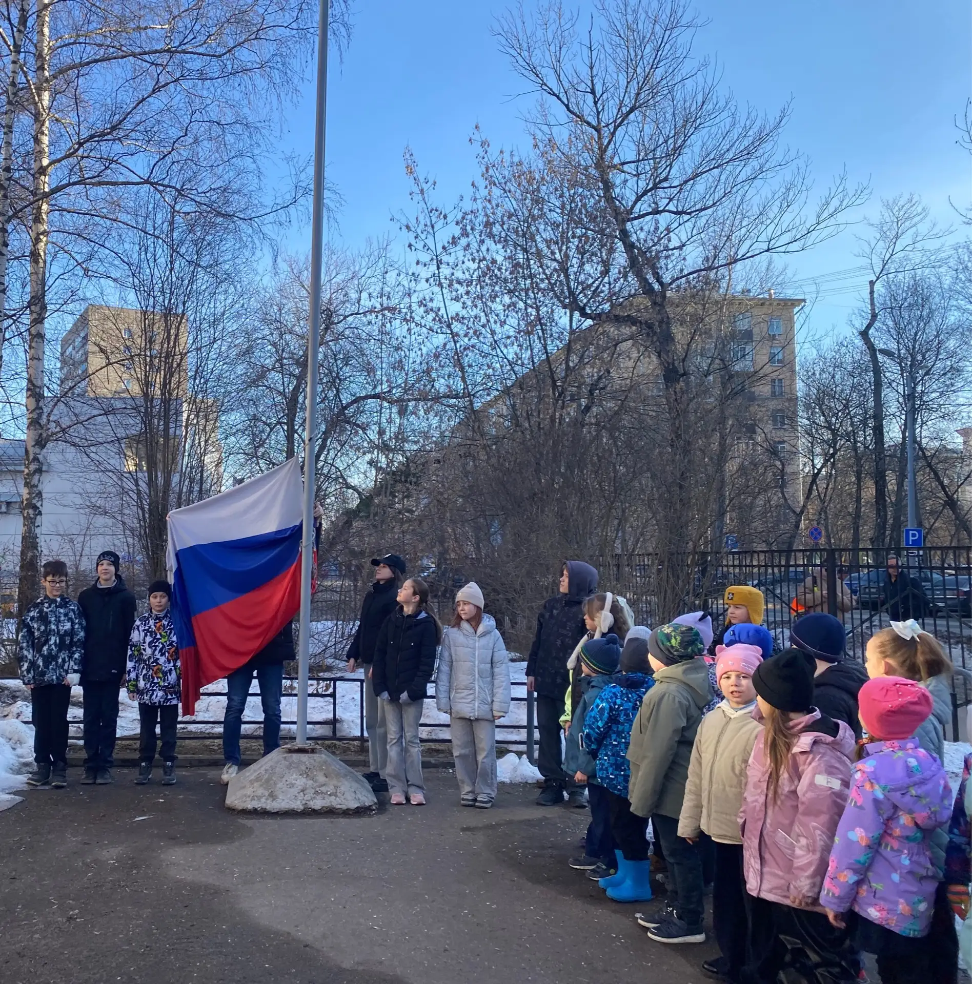 🇷🇺Утро понедельника в нашей школе начинается с традиций — торжественной линейки, церемонии поднятия 
