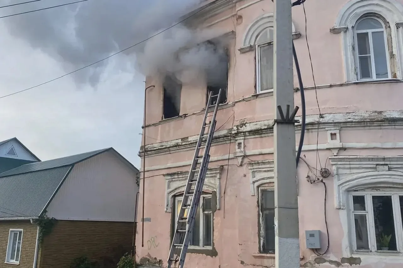 🚒 Троих человек вывели из горящего дома в Данкове