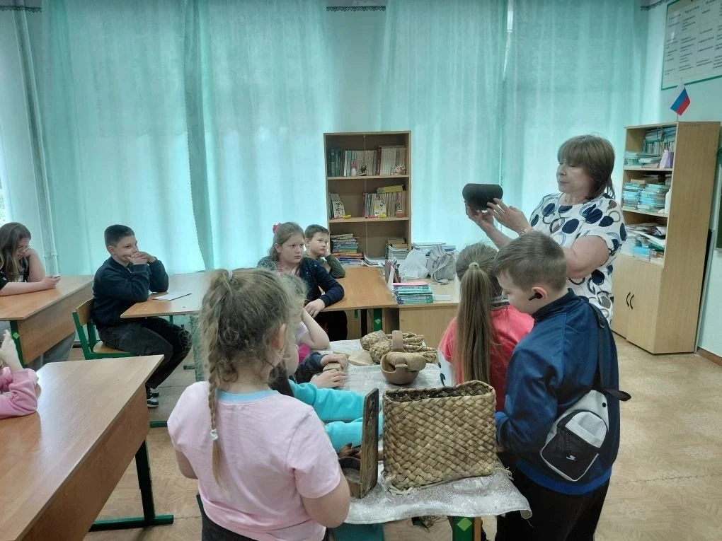 Руководитель дома- музея А. Чекалина организовала выставку предметов крестьянского быта...