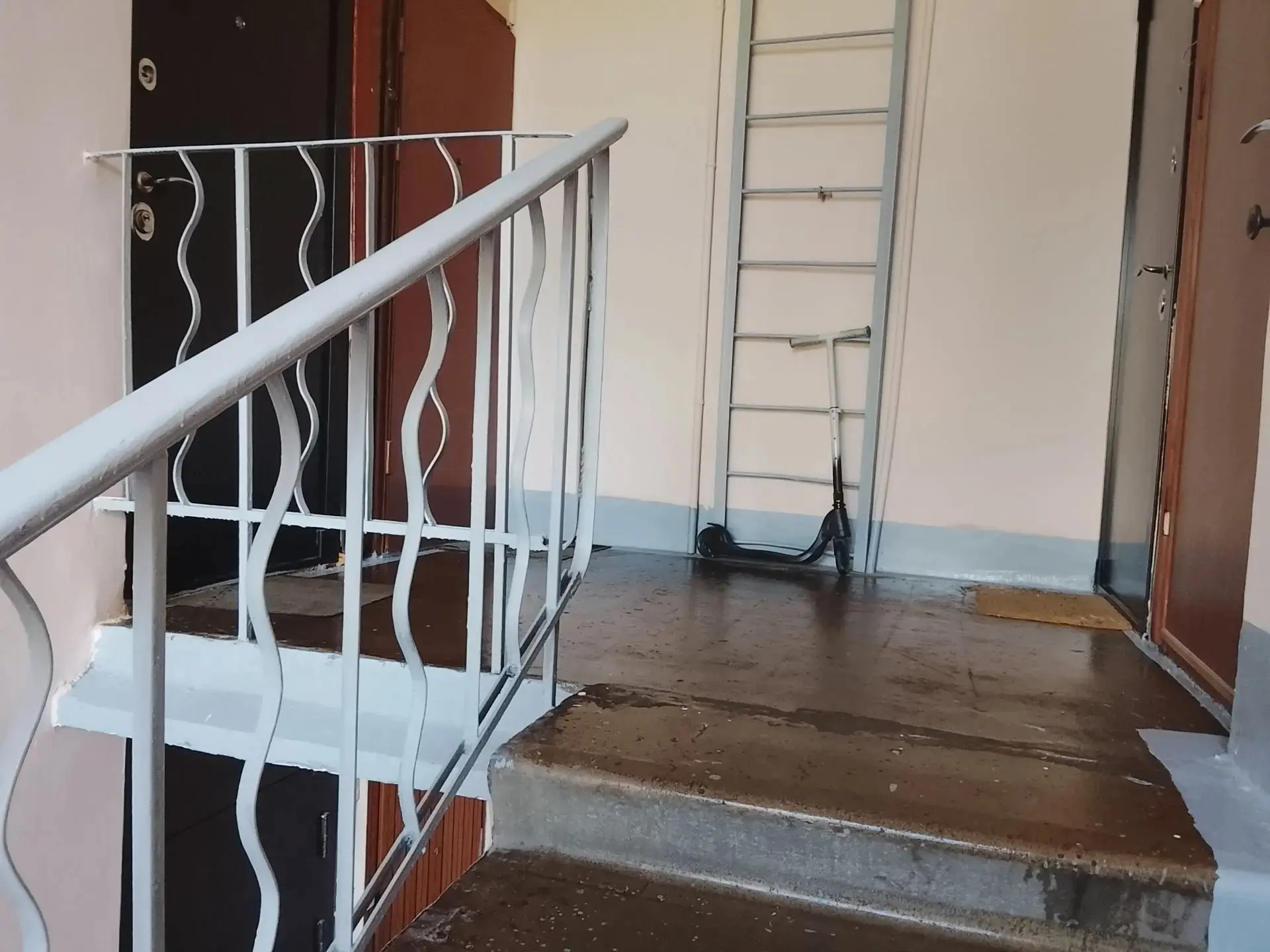 Уборка лестничных клеток в парадных многоквартирного дома по адресу: Варшавская улица, ...