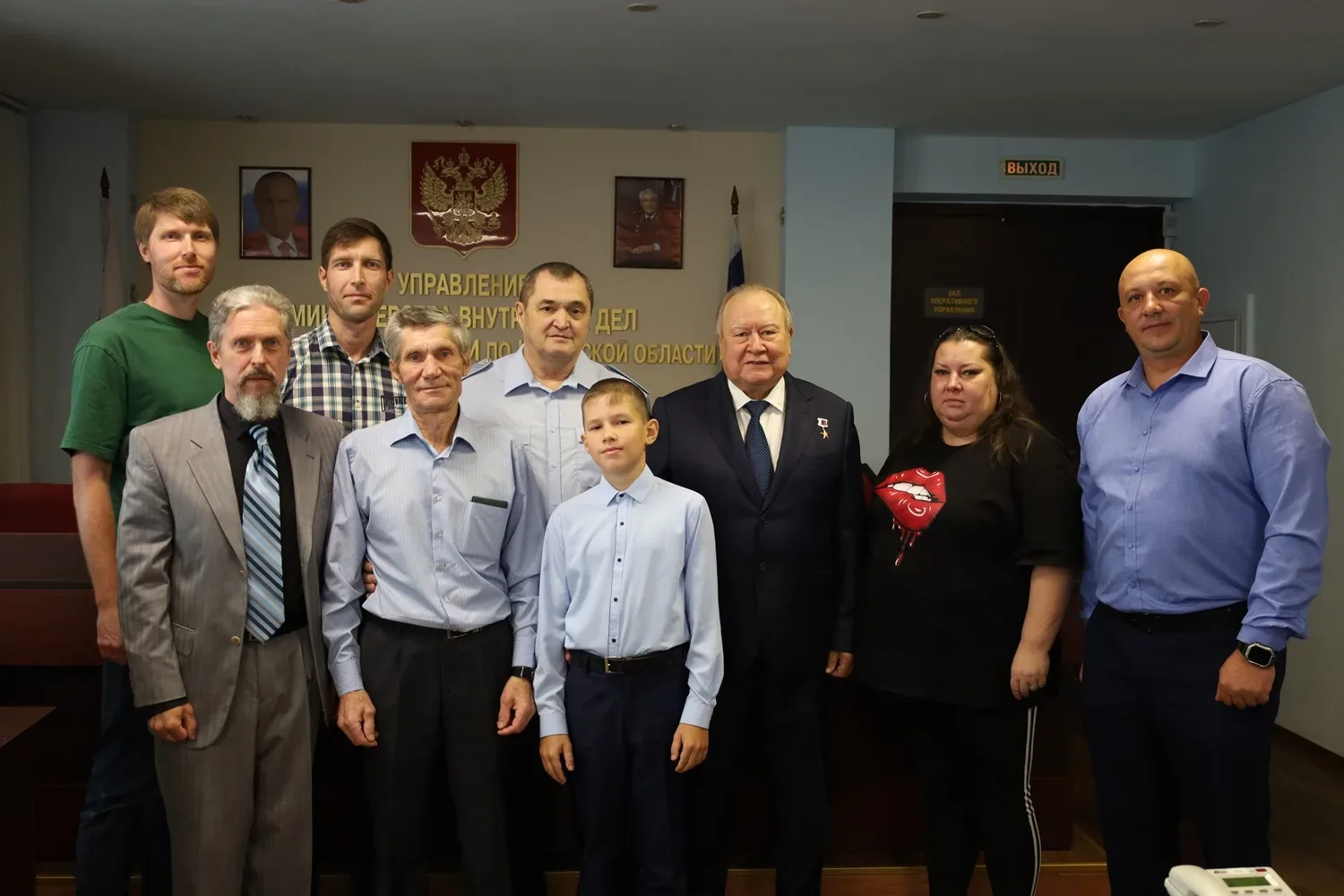 В УМВД наградили жителей Кирова, которые спасли выпавшего из окна ребёнка.