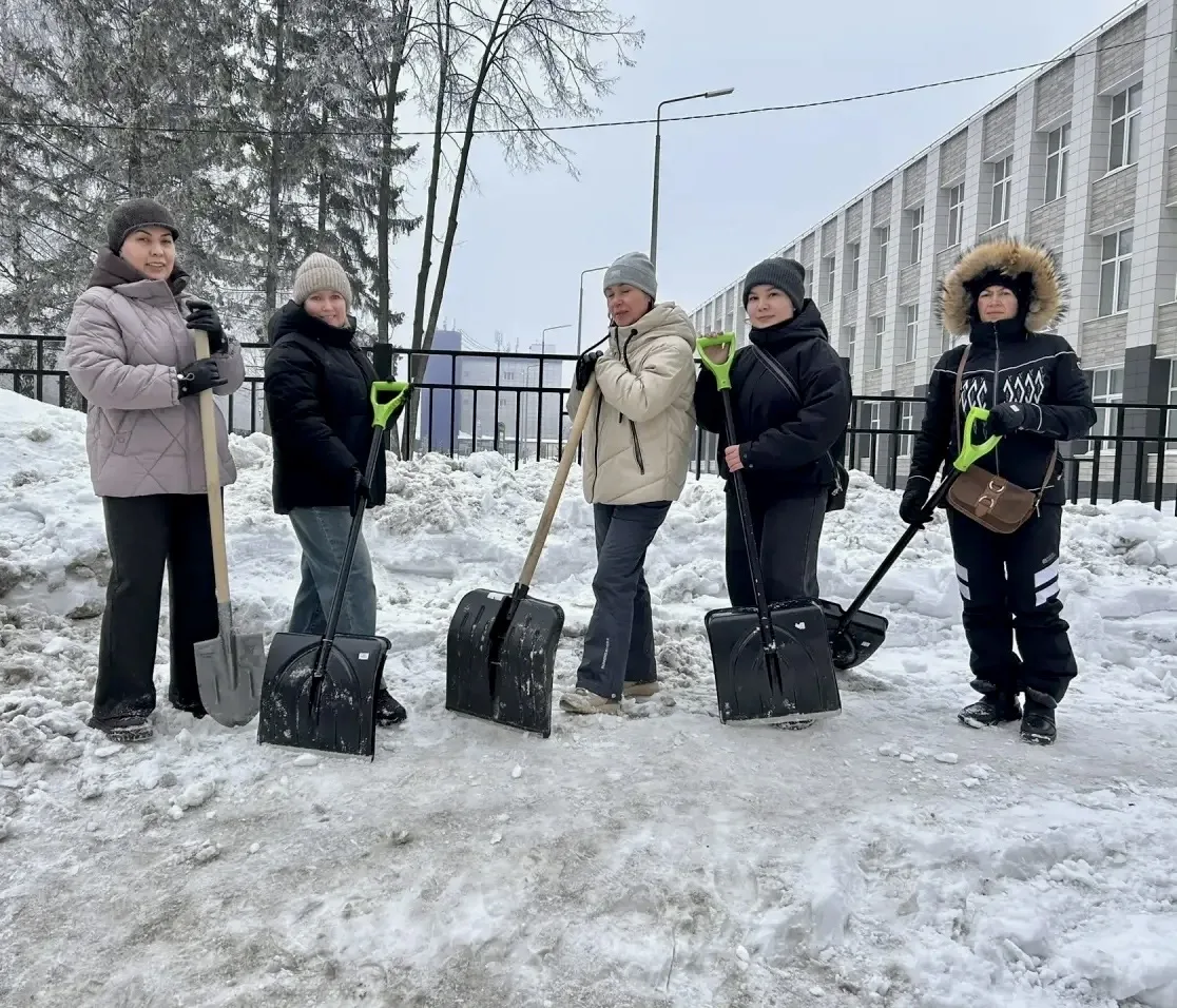 ❄️ Снежный субботник в действии! ☃️  Сегодня, 14 марта, наша гимназия превратилась в настоящую коман