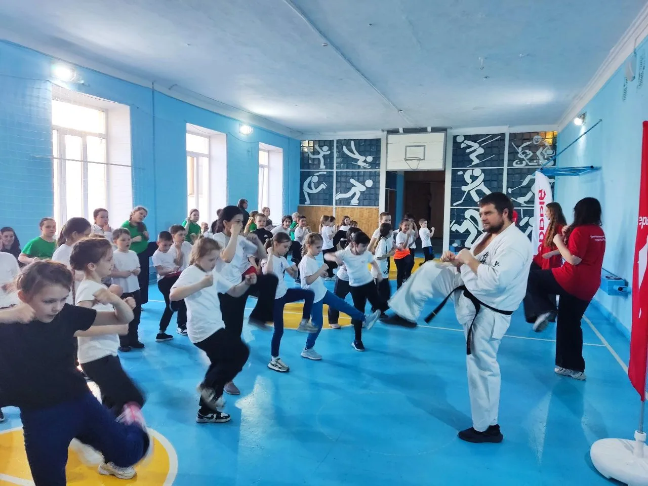КАРАТЭ ДАЁТ СИЛУ, ДВИЖЕНИЕ ВЕДЁТ К ПОБЕДЕ! ✨Сегодня в МБОУ «Образовательном Центре №3 г. Челябинска»