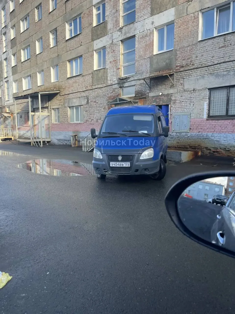 «Постоянно разгружается в нашем дворе и встает так, что не проехать. Говорит типа почта...