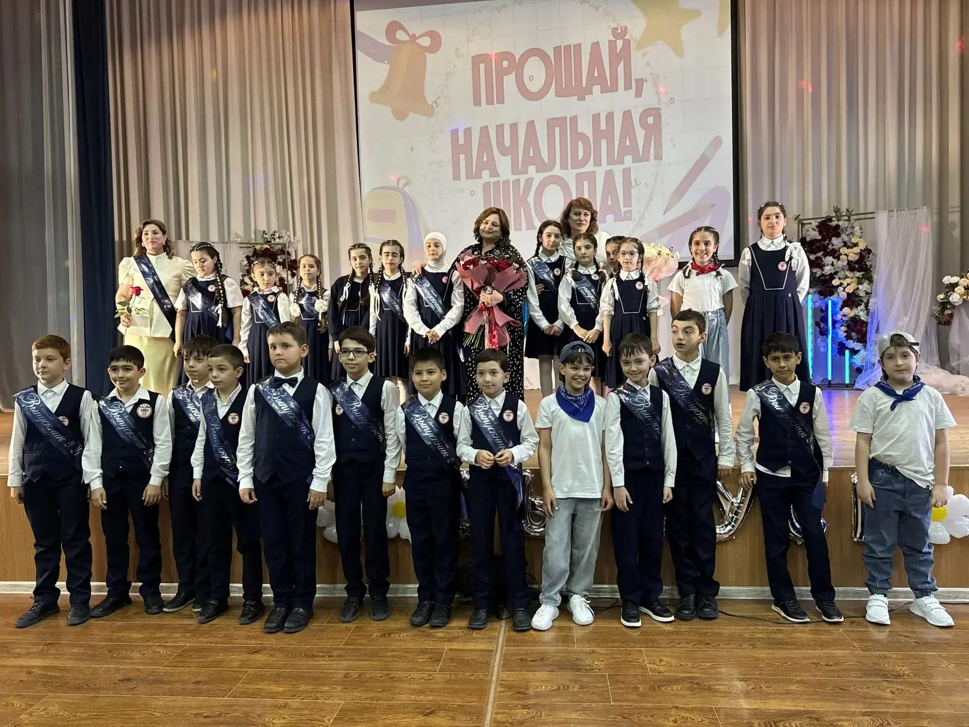 Это не прощание — это начало нового пути   Наши 4-классники попрощались с начальной школой. 🍃Позади 