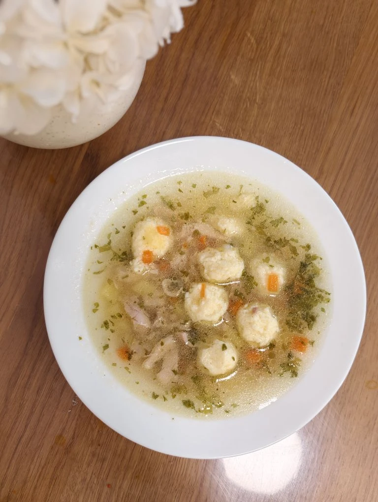 Вчера впервые попробовала суп с сырными шариками (галушками). Делать его просто. По сут...