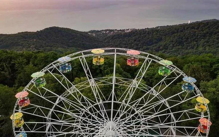 В горах Сочи запустили новое колесо обозрения🎡 

В День России в горах Сочи открылся новый 51-метро