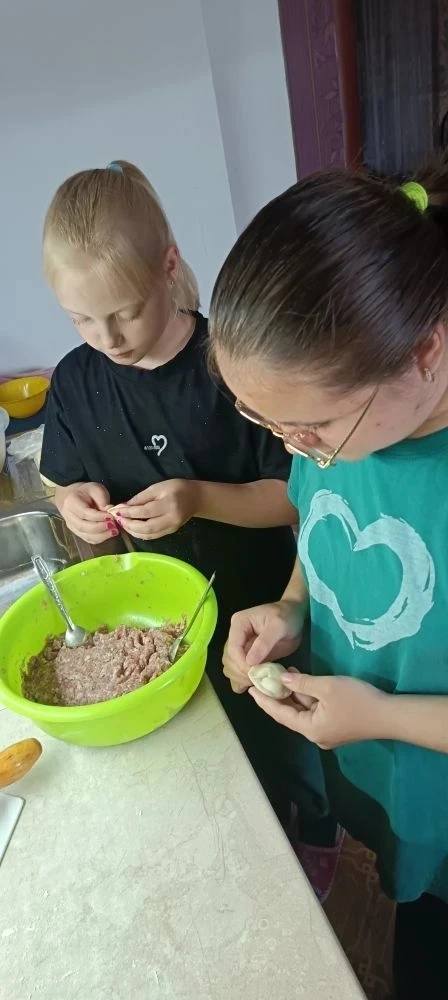 Наши ребята отлично проводят каникулы с пользой! Юные помощники активно участвуют в дом...