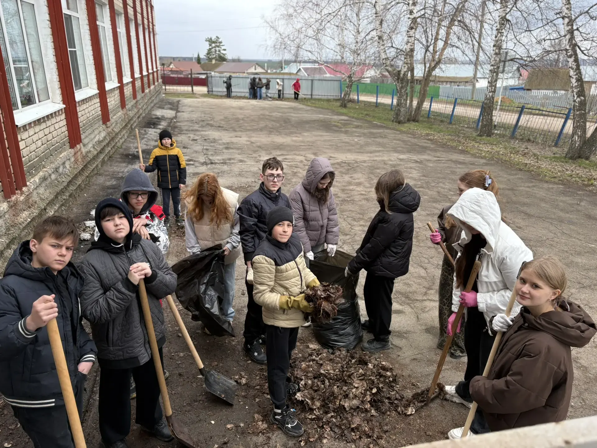 Сегодня учащиеся 1–9 классов ГБОУ СОШ «ОЦ» с. Воротнее вышли на уборку школьной террито...