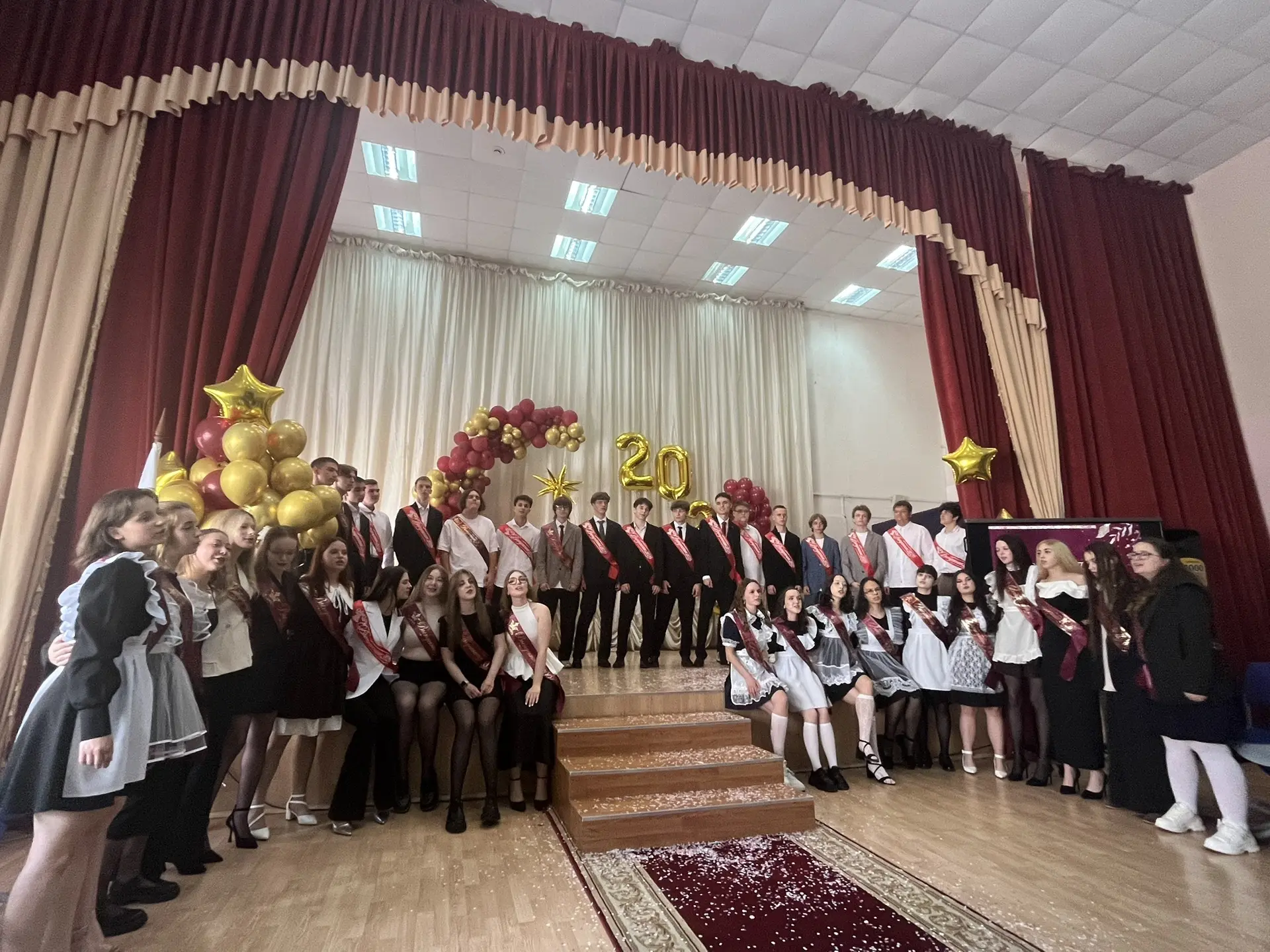 Дорогие наши выпускники! Мы поздравляем вас всех С праздником Последнего школьного звон...