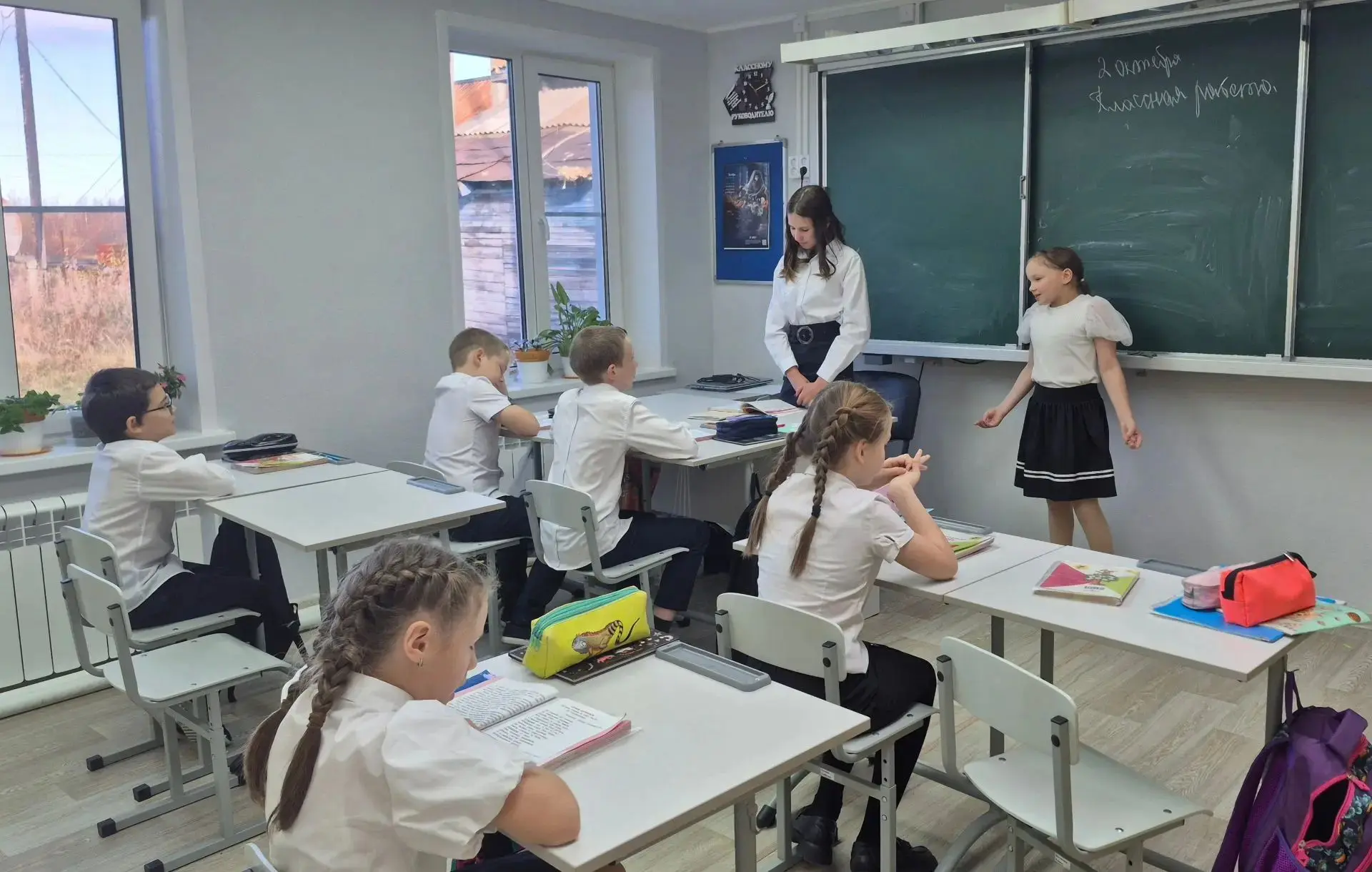В канун Дня учителя, который в России традиционно отмечается 5 октября, в начальной шко...