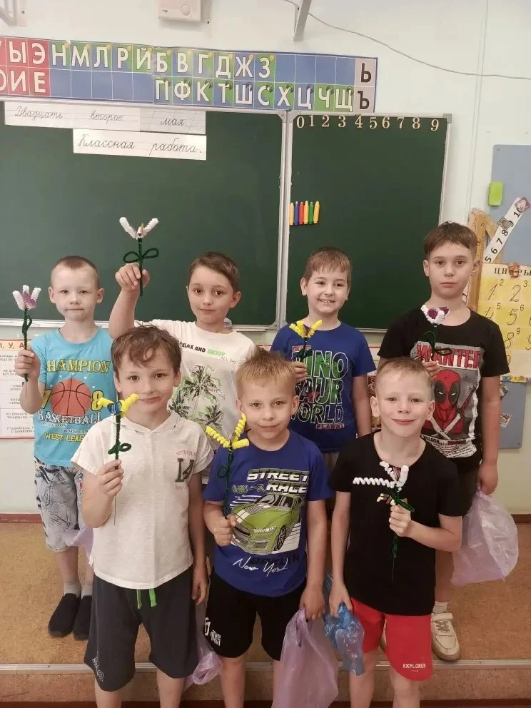 🦋 Бабочки + цветы = волшебство! 🦋

Сегодня к нам в лагерь «залетели» бабочки — а ребята подарили к