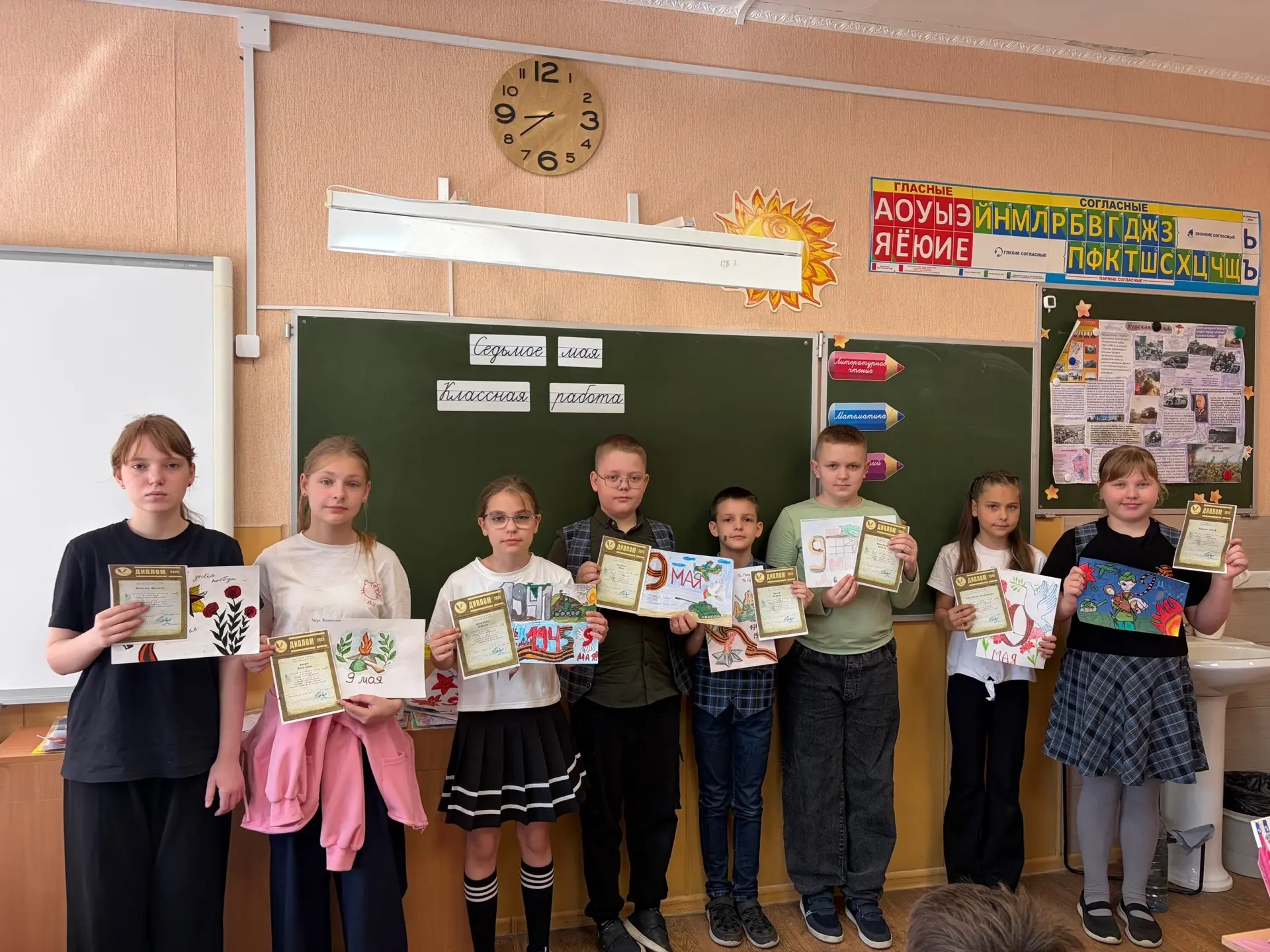 🎨 Ничто не забыто, никто не забыт: 4 «В» в строю «Рисуем Победу»!