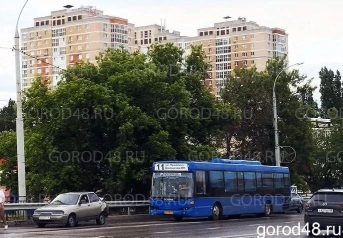 ⚡️ Пассажирский автобус №11 врезался в ВАЗ на Сокольском мосту  — легковушке смяло всю заднюю часть
