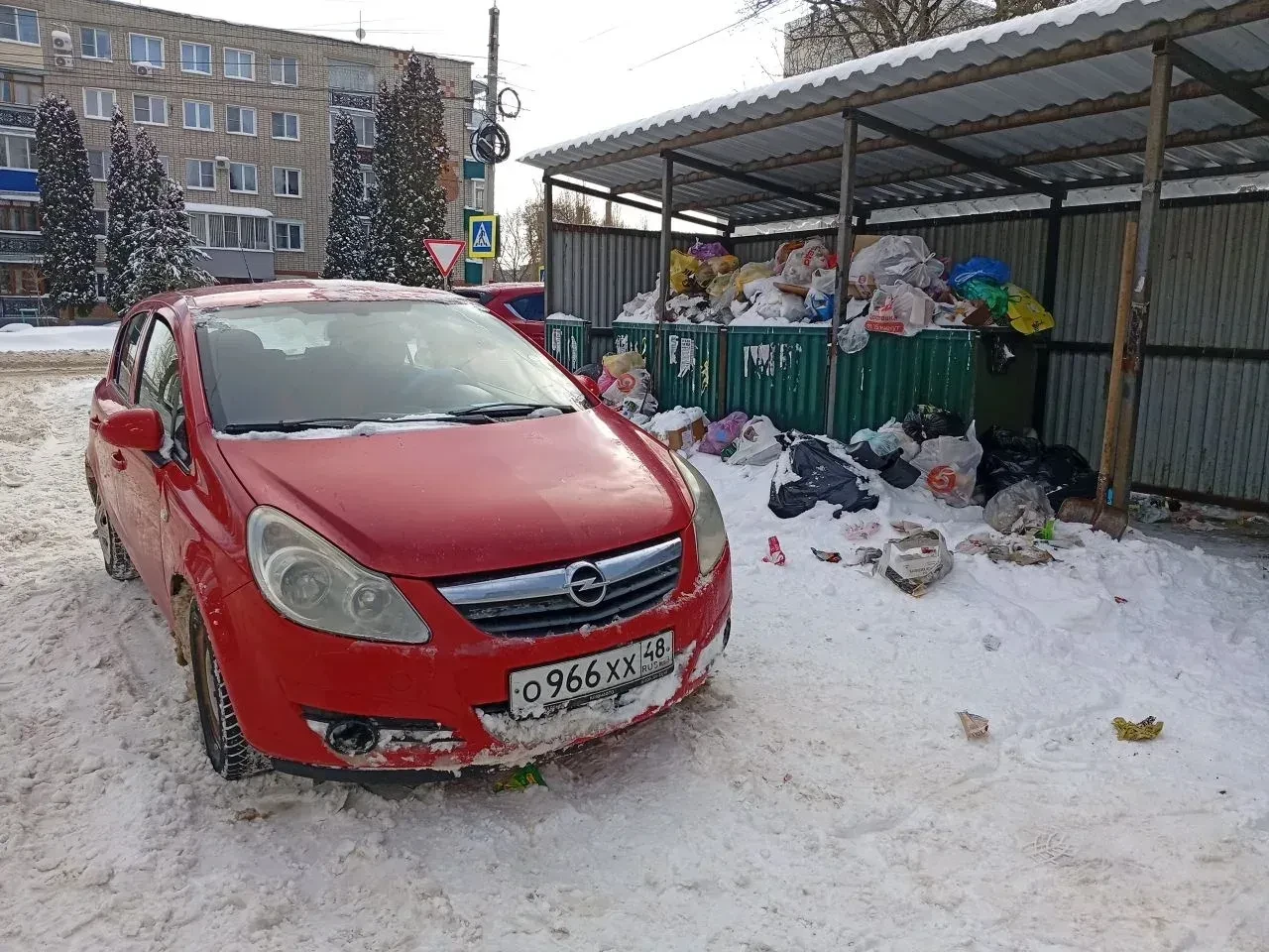Машины, припаркованные у накопителей, лёд и снег на подъездных дорогах к площадкам — во...