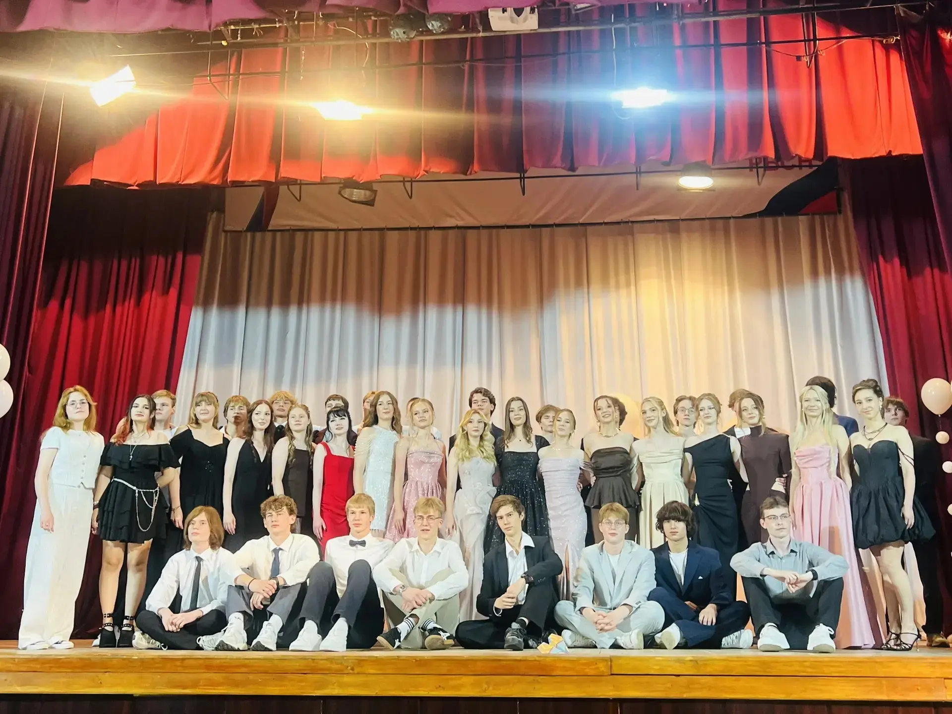 📌 В добрый путь, выпускники! В МБОУ СОШ №18 прошёл выпускной вечер 🎓✨

27 июня в МБОУ СОШ №18 сост