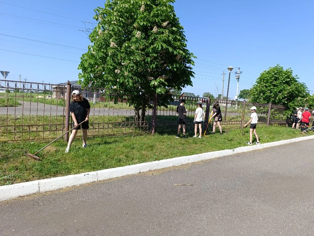 В пятницу, 22 мая, в Татановской школе прошёл общешкольный субботник. 🧹🍃  На календаре — май, а это 