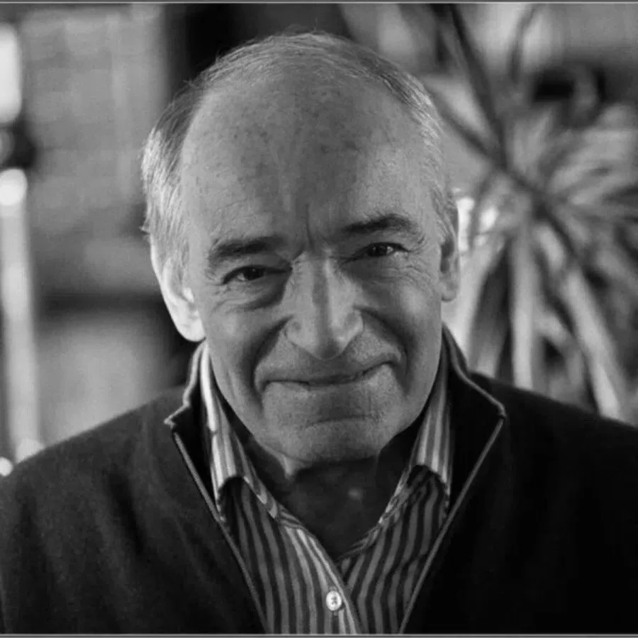Однажды Валентин Гафт стал свидетелем, как некая женщина, услышав голос Владимира Высоц...
