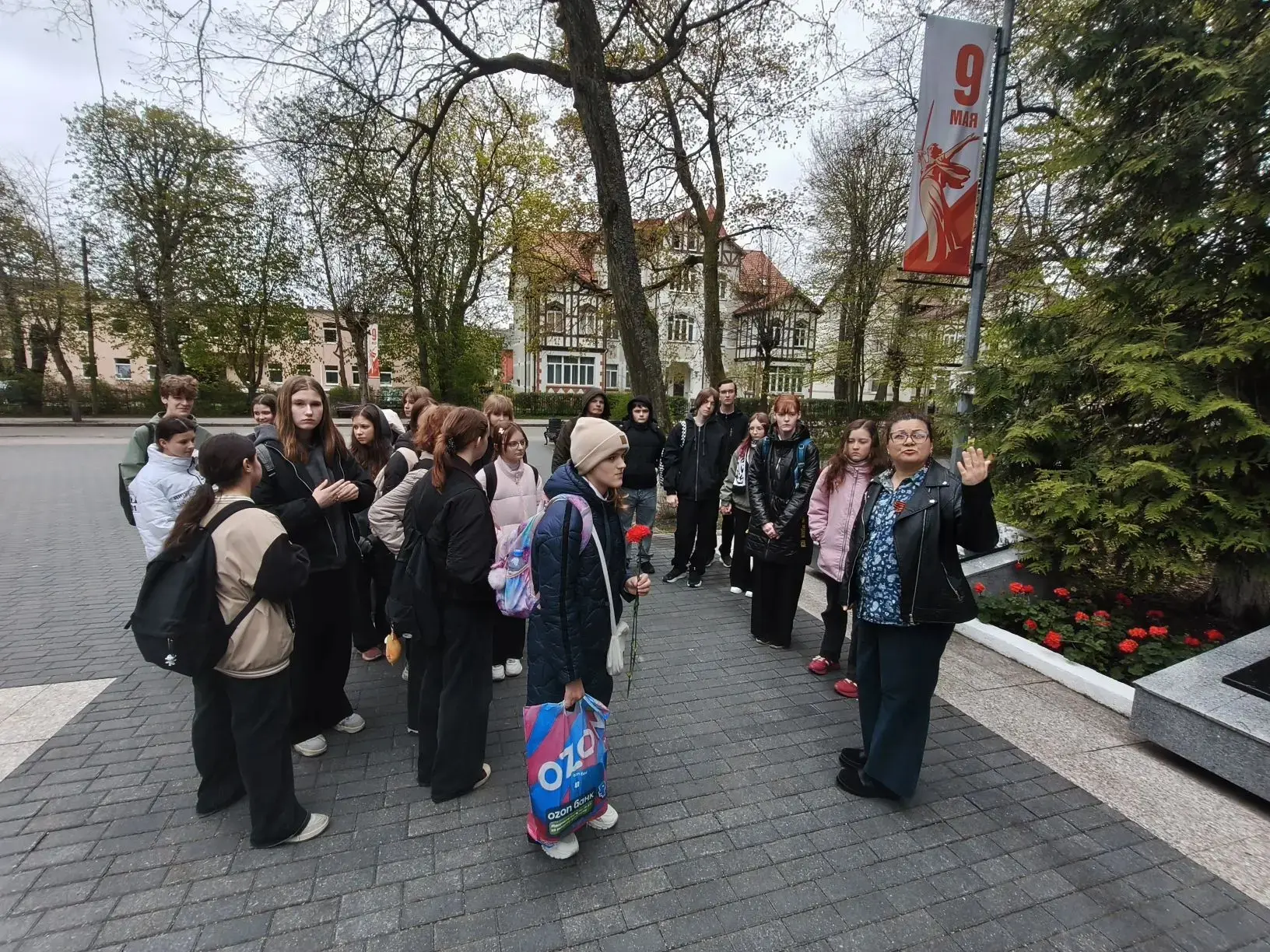 🌳 Путешествие по Аллее славы: 7Л класс гимназии Вектор  Ученики 7Л класса гимназии Вектор приняли уч