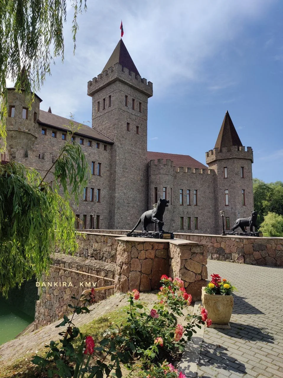 🏛  Замок Шато Эркен, Урванский район
#КабардиноБалкарскаяРеспублика

📌 Замок расположен на небольш
