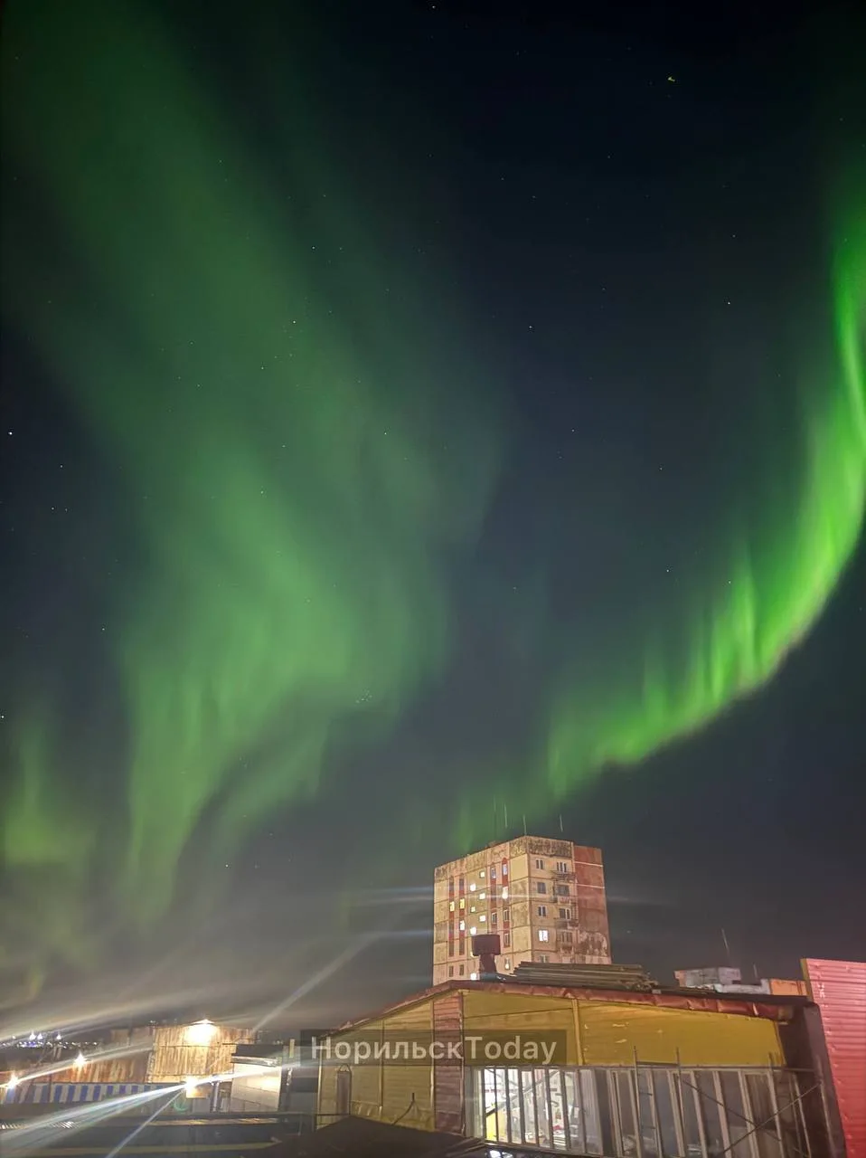 🌌 Сияние над городом этой ночью