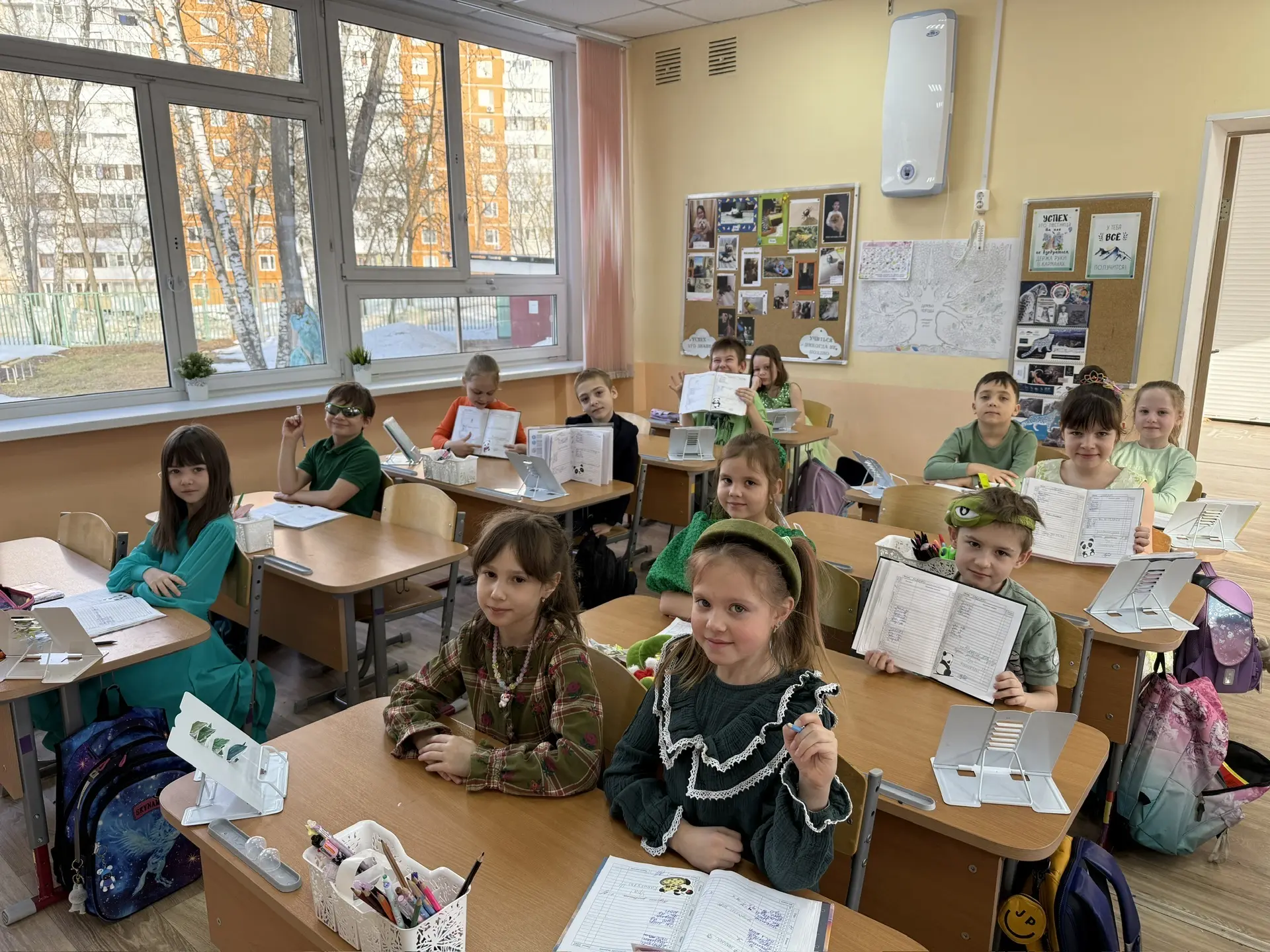 Последний день четверти у ребят из 2Э по традиции цветной. 💚 И, конечно, в начале весны этот день - 