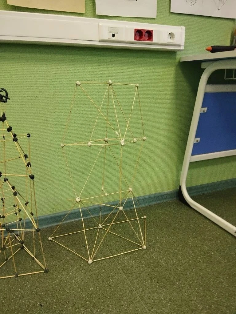 На этой неделе ребята 6-8 классов  на квантоуроке занимались конструированием башен. Задача состояла