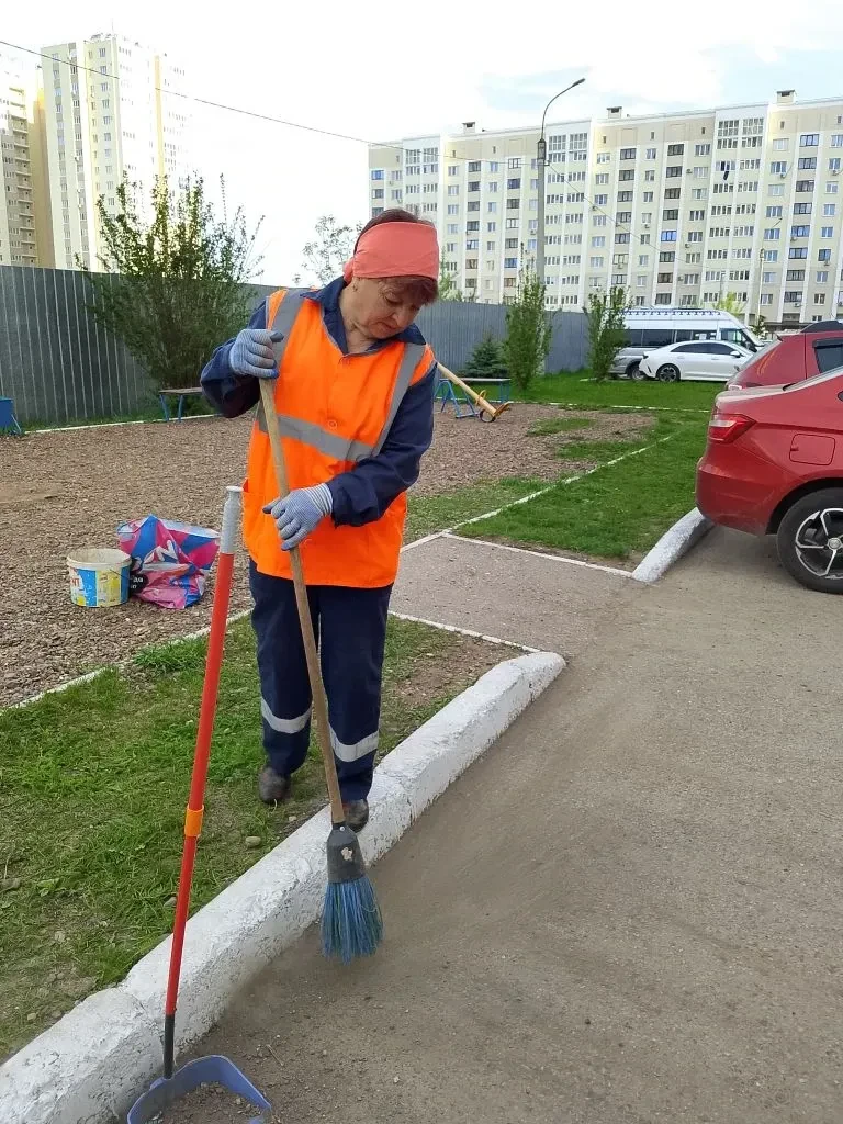 👷 Наши дворники всегда на связи с вашими дворами!