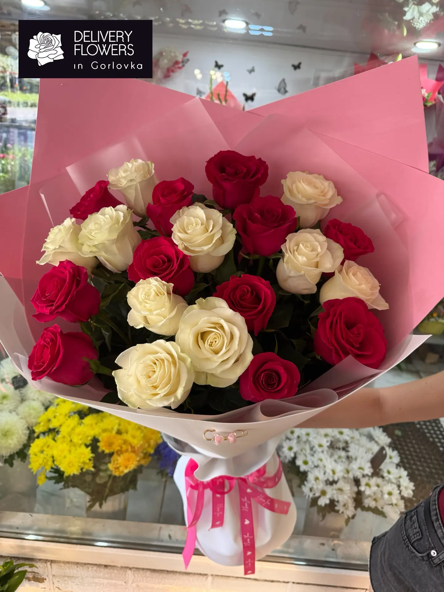 💗🤍 Малиновые и белые голландские розы