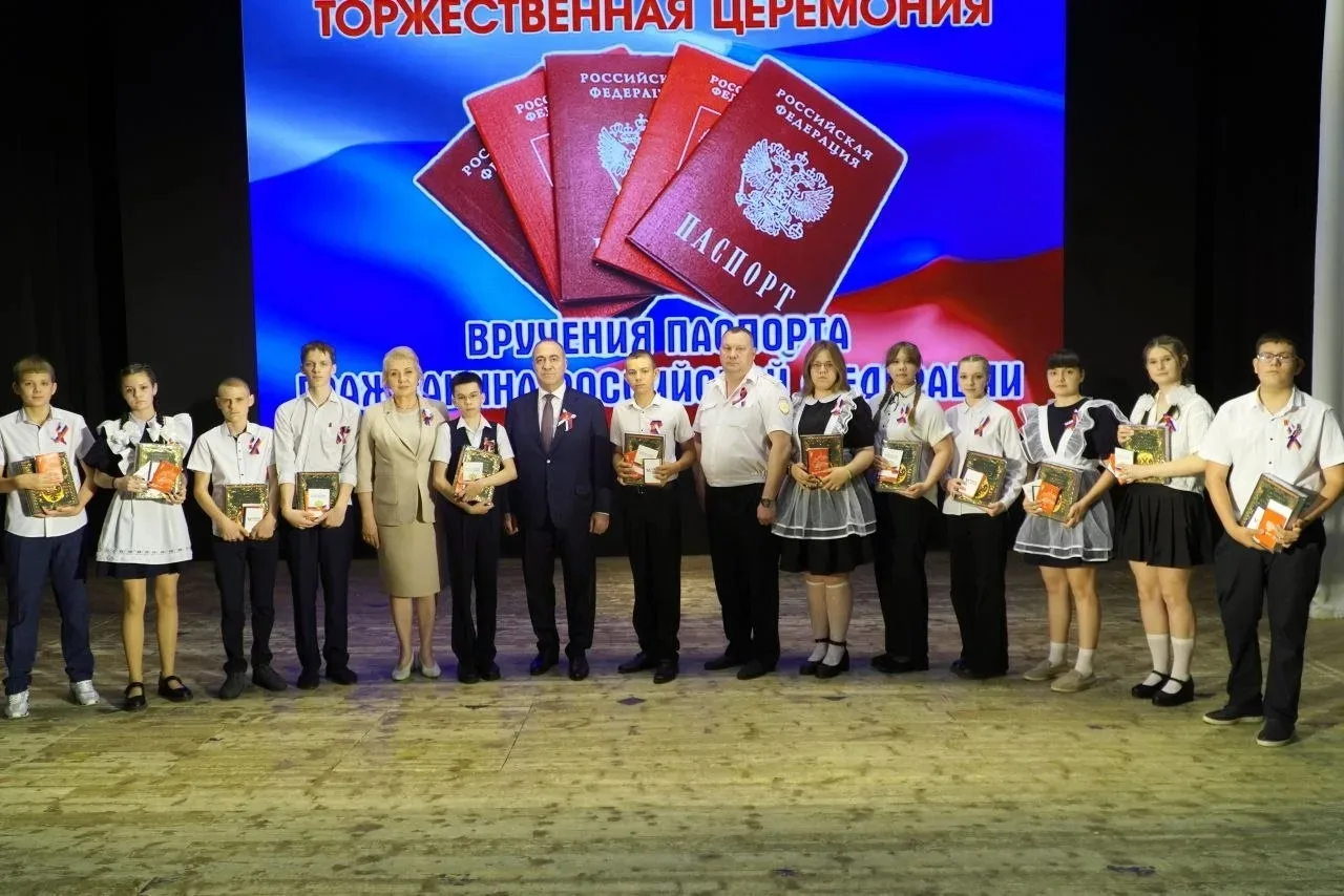 По доброй традиции накануне Дня России вручили паспорта 12 юным белокалитвинцам. Они - ...