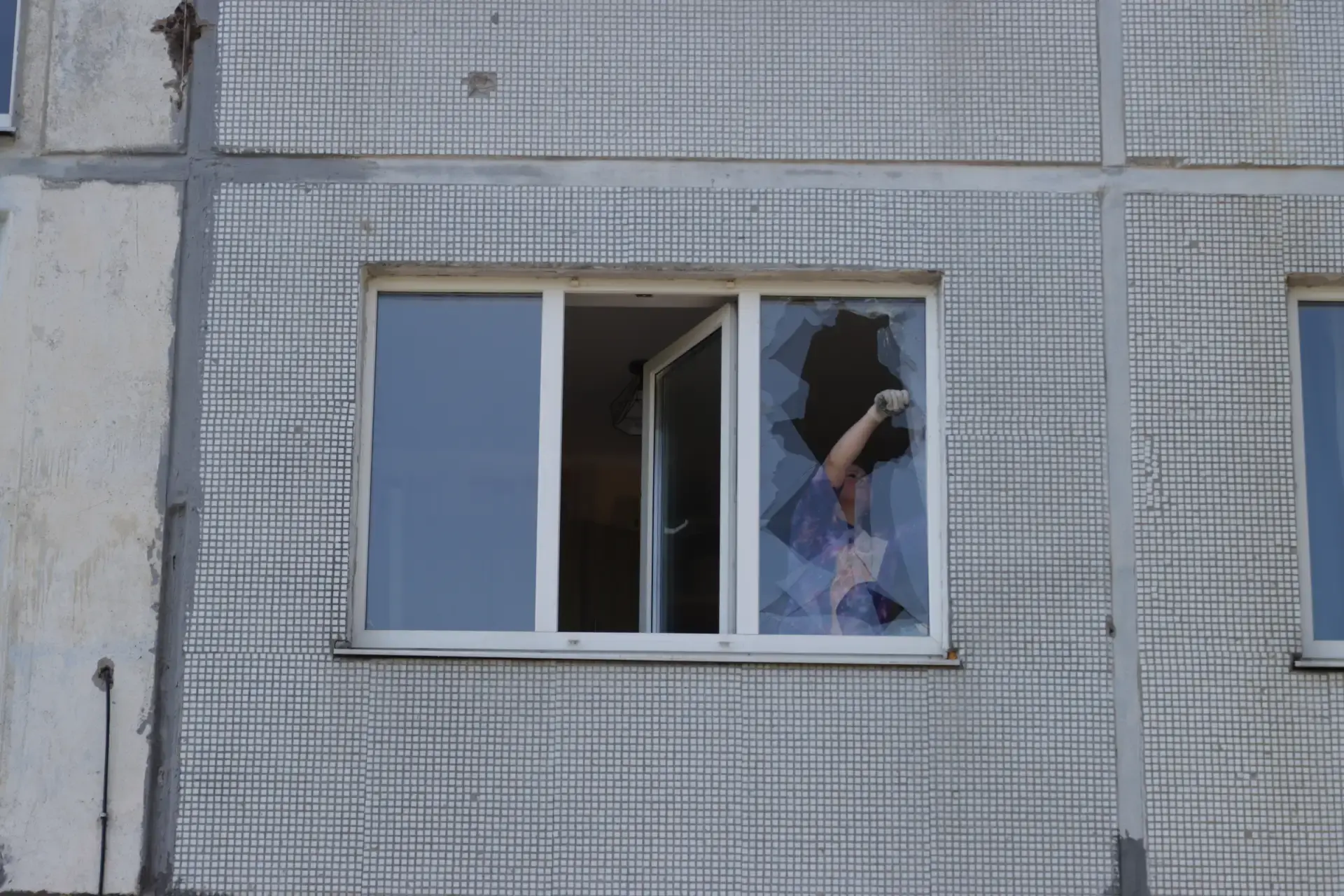 После удара ВСУ в ночь на 7 мая по мирным жителям в микрорайоне Автозаводец к медикам о...