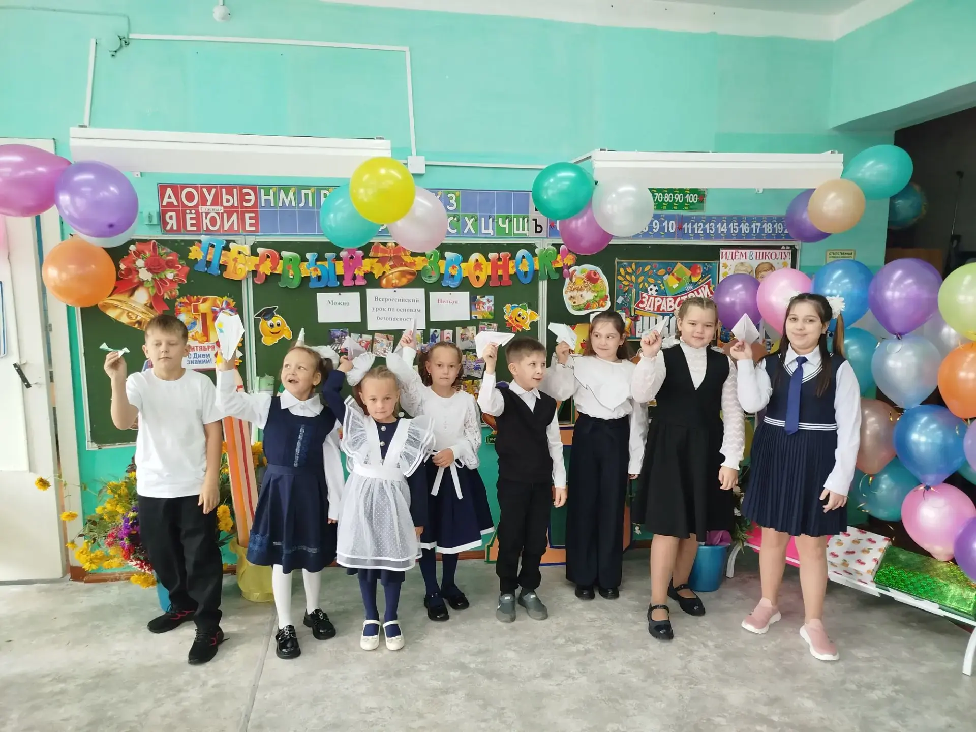 💐🌸﻿1 сентября в нашей школе состоялась традиционная торжественная линейка, посвященна...